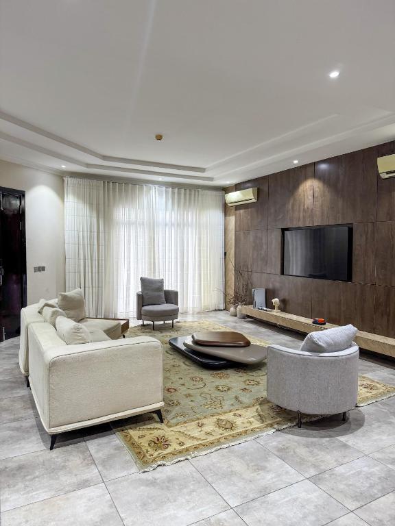 Μια τηλεόραση ή/και κέντρο ψυχαγωγίας στο Executive 2 Bedrooms Apartment for Shortlet