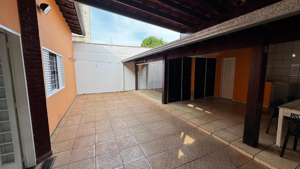 une cour vide d'une maison avec un patio dans l'établissement Casa de Temporada - Umuarama 2, à Uberlândia