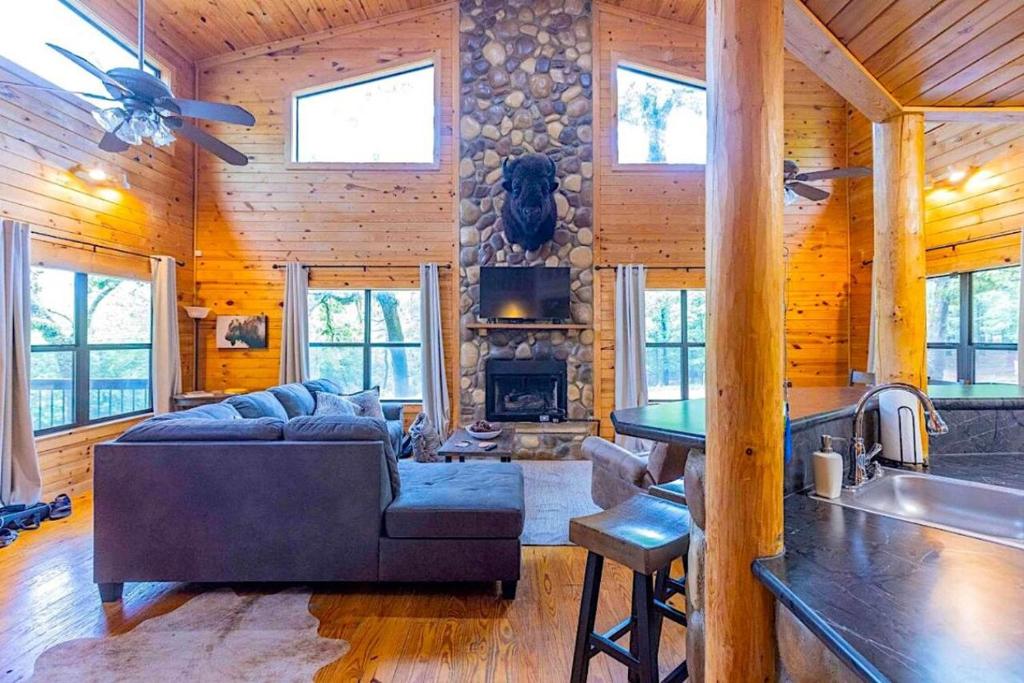 Bison Point-Ladder Ball, Corn Hole, Fire Pit, Sleeps 10 في بروكن بو: غرفة معيشة مع أريكة ومدفأة