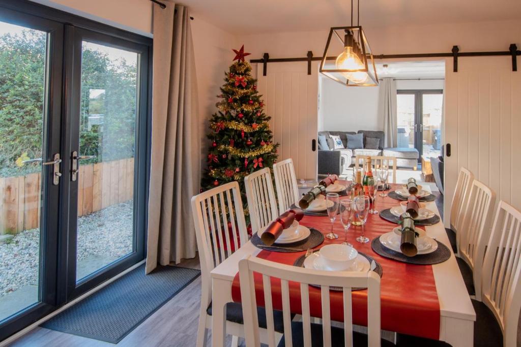 ein Esszimmer mit einem Weihnachtsbaum und einem Tisch in der Unterkunft 4 Bed in Bridgerule oc-i31757 in Bridgerule