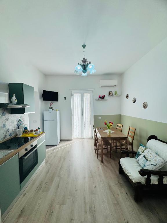 een keuken en een woonkamer met een tafel, een keuken en een eetkamer bij Casa Vacanze Anice e Cannella in Palestrina