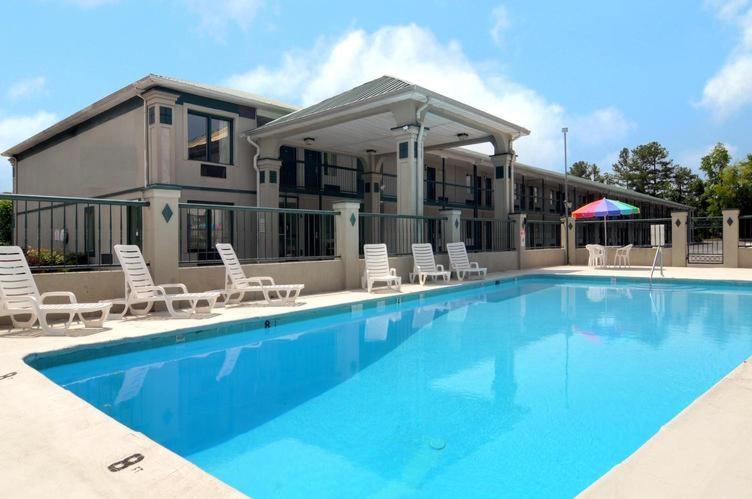 Bazén v ubytování Guest Inn nebo v jeho okolí