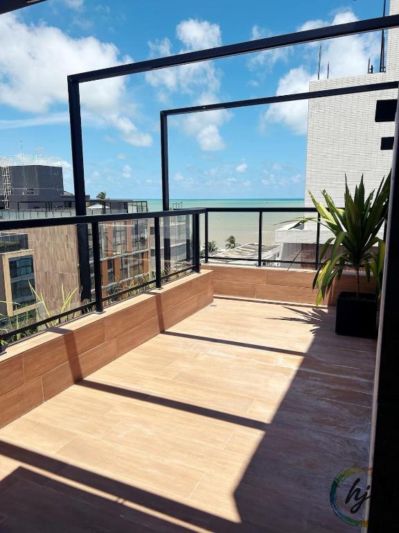 a balcony with a view of the ocean at Mares 502 in Tambaú