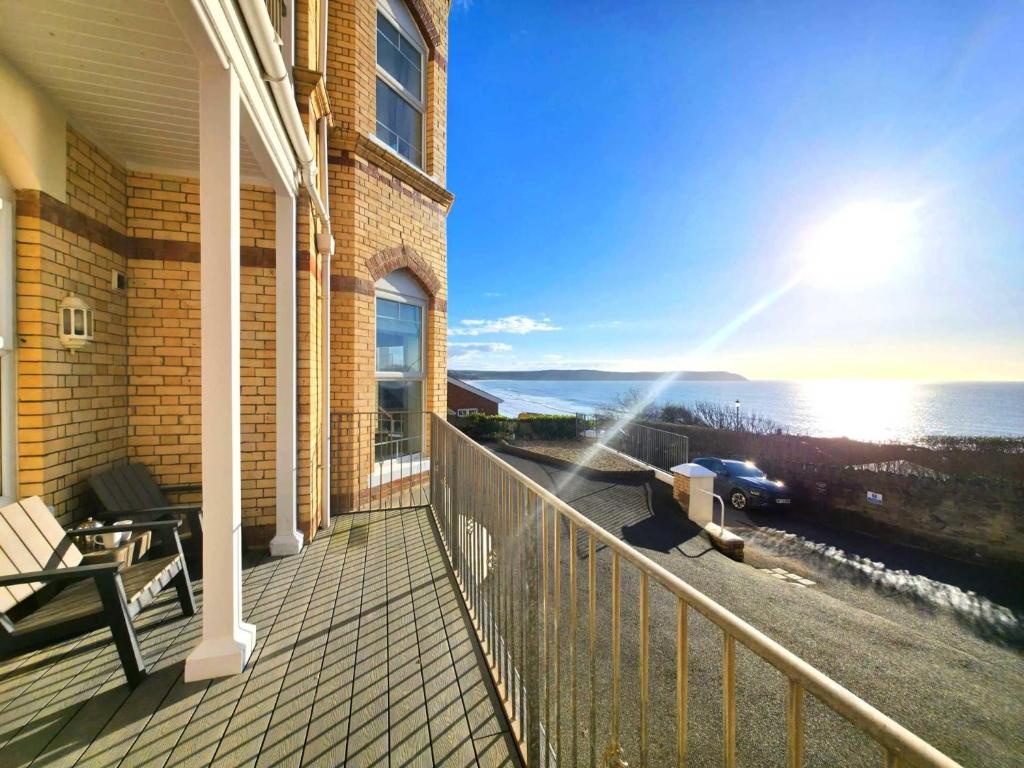 ein Balkon eines Hauses mit Blick auf das Meer in der Unterkunft 1 Belmont Court in Woolacombe