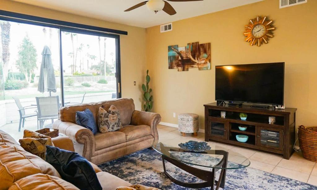 Et tv og/eller underholdning på Stylish Condo with Golf Course Views