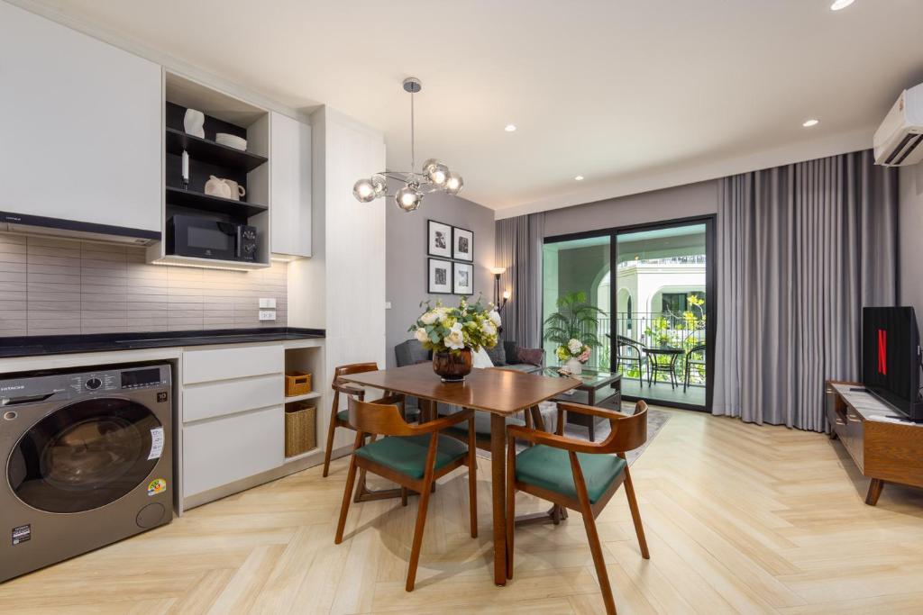 une cuisine et une salle à manger avec une table et des chaises dans l'établissement Oliva 1BR Suite — The Title Legendary BangTao, à Bang Tao Beach