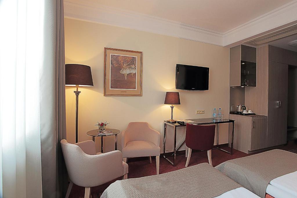 TV a/nebo společenská místnost v ubytování Hotel Branicki