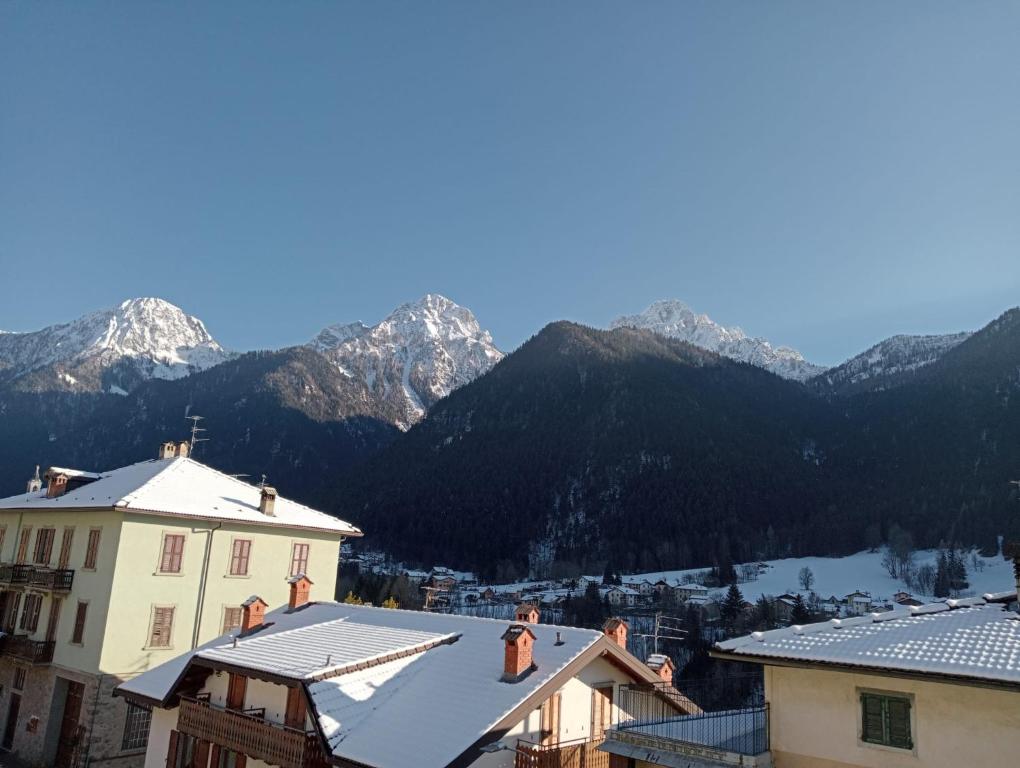 Cảnh núi rừng hoặc tầm nhìn ra núi từ căn hộ