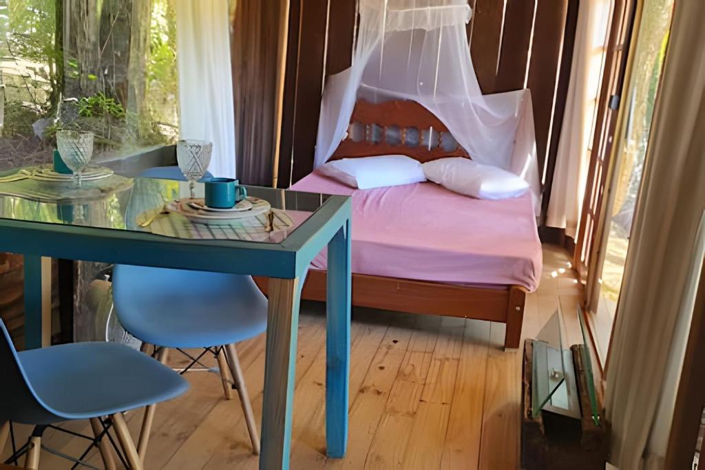 Una cama o camas en una habitación de Quinta do Vale- Cabana dos Esquilos: Lago, Cascata