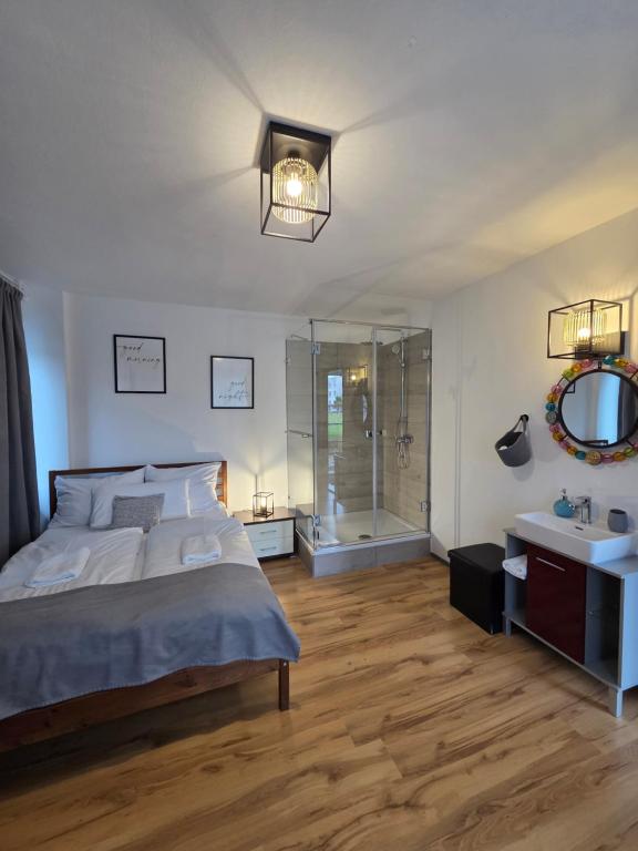 Ένα ή περισσότερα κρεβάτια σε δωμάτιο στο Gasthaus Löwen in Tisis,Einzelzimmer