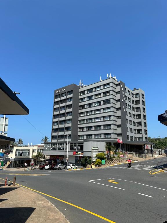 マーゲートにあるKings View Margatesの通り沿いにある大きな建物