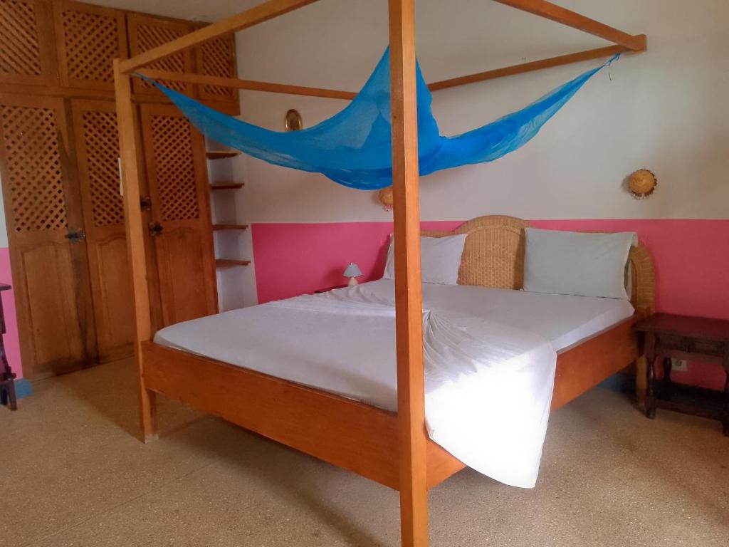 ein Schlafzimmer mit einem Etagenbett mit blauem Moskitonetz in der Unterkunft Auberge Cœur Océan in Joal-Fadiout