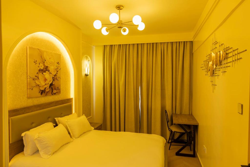 Postel nebo postele na pokoji v ubytování ADASHA Homes