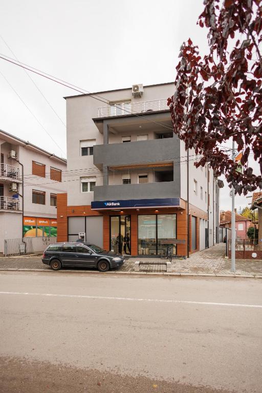 ein vor einem Gebäude geparktes Auto in der Unterkunft Pirot Lux Apartment in Pirot