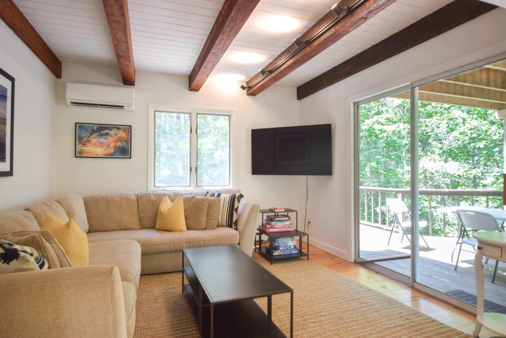 Μια τηλεόραση ή/και κέντρο ψυχαγωγίας στο Private Location w Guest House