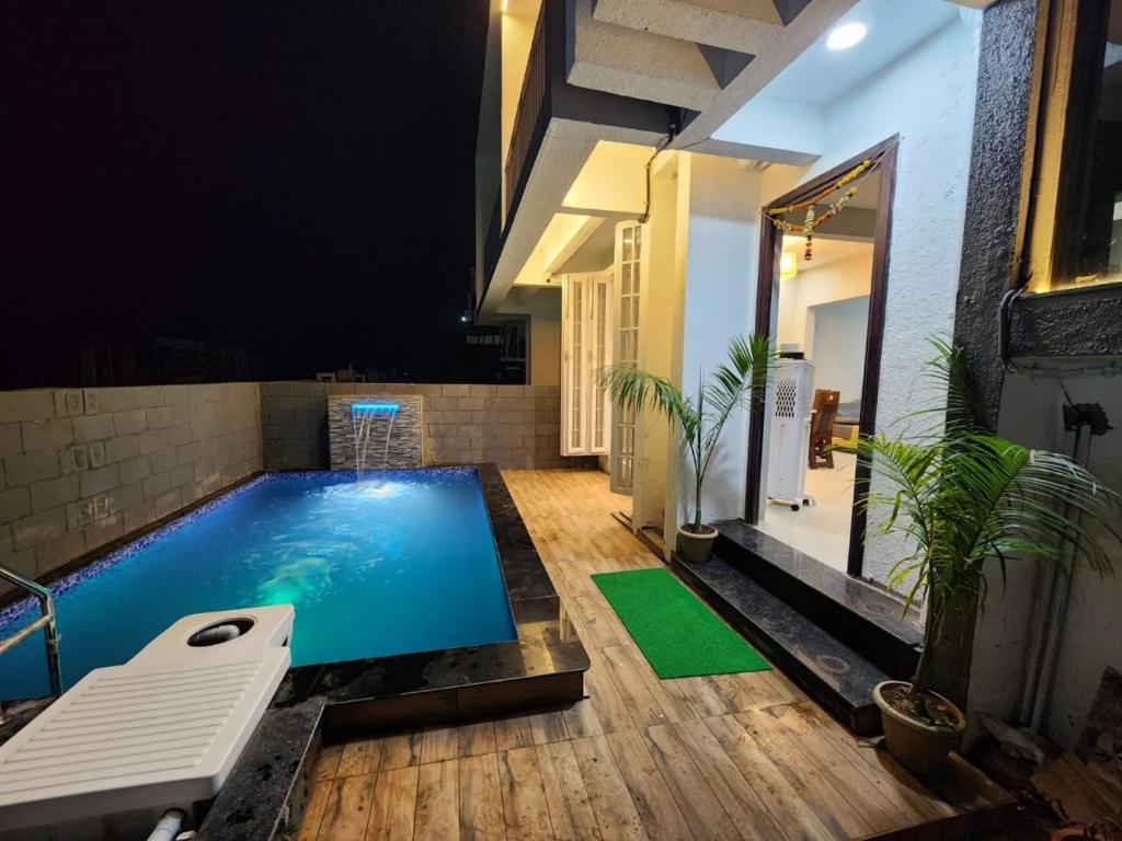 Bazén v ubytování Twilight Villa ll Swimming Pool ll AC ll BBQ ll 2BHK nebo v jeho okolí
