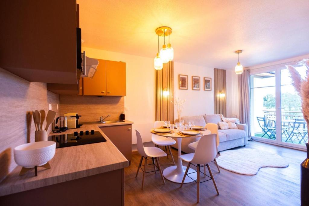 Η κουζίνα ή μικρή κουζίνα στο Du Cep au Green - Piscine & sauna, Beaune Levernois