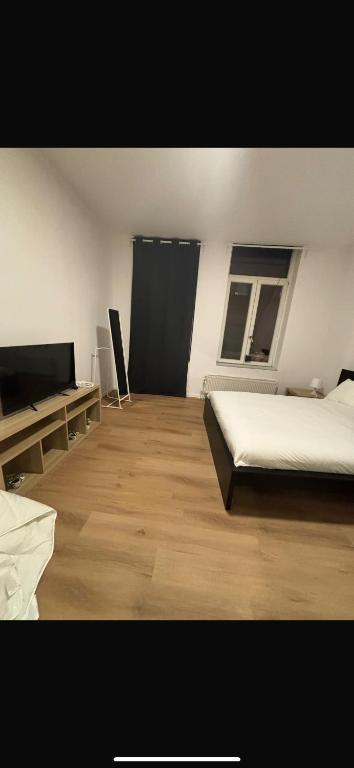 Giường trong phòng chung tại Luxury 3-Bedroom Residence with Beautiful Garden Space