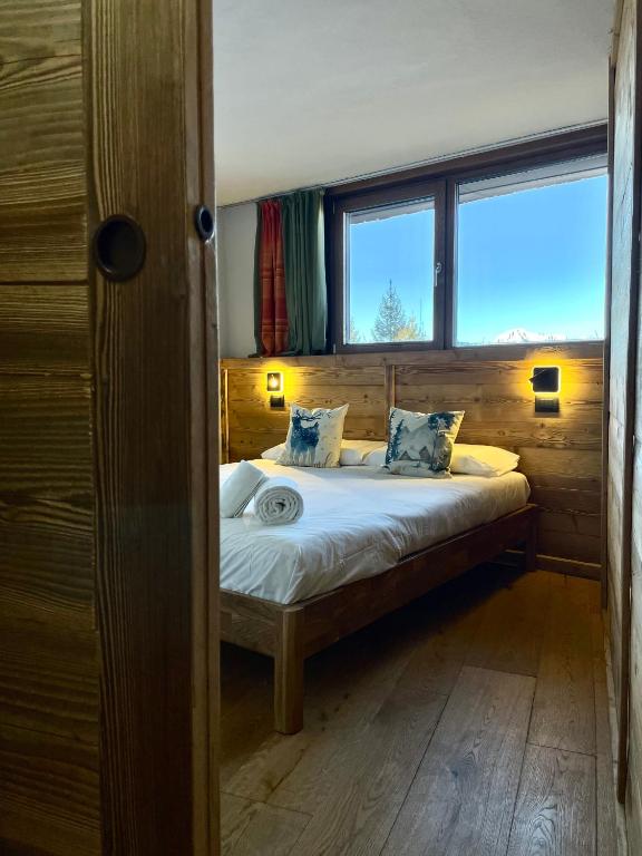 ein Schlafzimmer mit einem Bett in einem Zimmer mit Fenster in der Unterkunft White Relax in Pila