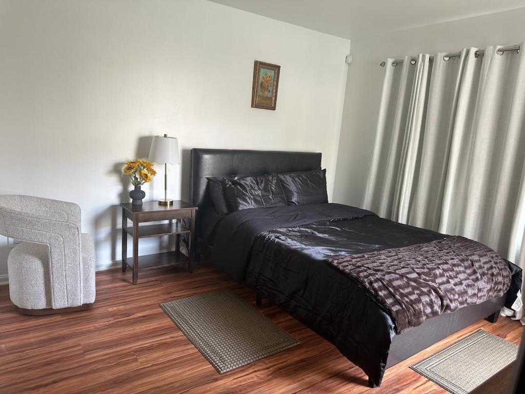 Ένα ή περισσότερα κρεβάτια σε δωμάτιο στο Studio with private entrance, bathroom in Laurel and columbia