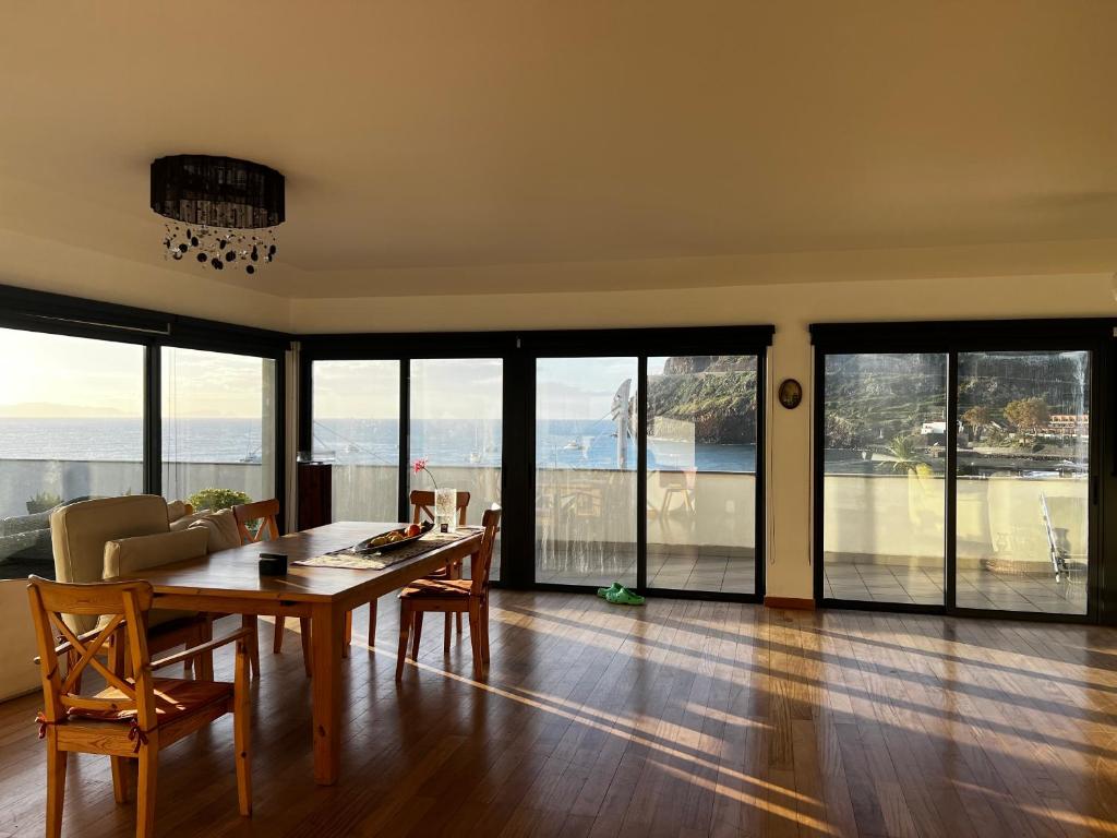 Fotografie z fotogalerie ubytování Beachfront Penthouse with Panoramic Ocean-View Terrace VIP Baia v destinaci Machico