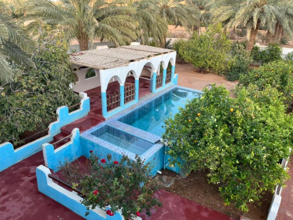 une vue aérienne d'une maison avec piscine dans l'établissement Maison authentique au cœur des oasis, à Ghardaïa