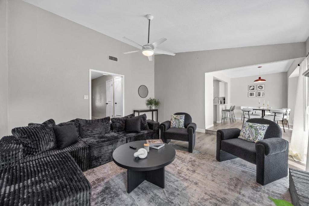 Χώρος καθιστικού στο Modern 3BR Austin Stay Sleeps 8 Free Parking