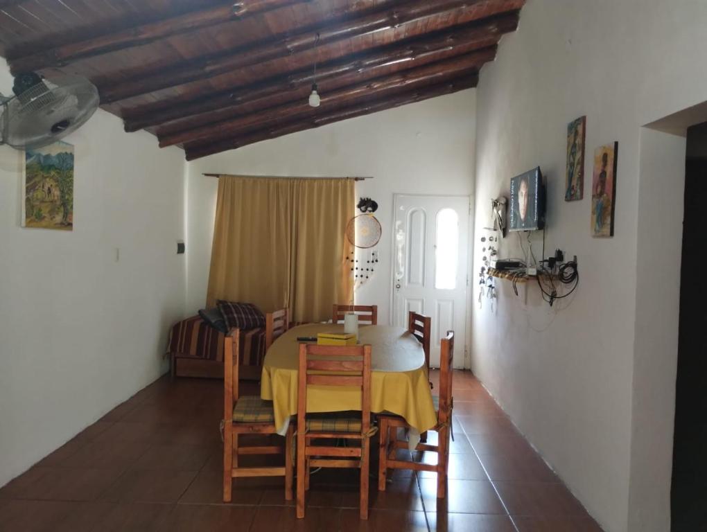 ein Esszimmer mit Tisch und Stühlen in der Unterkunft Los Peñi in Cortaderas