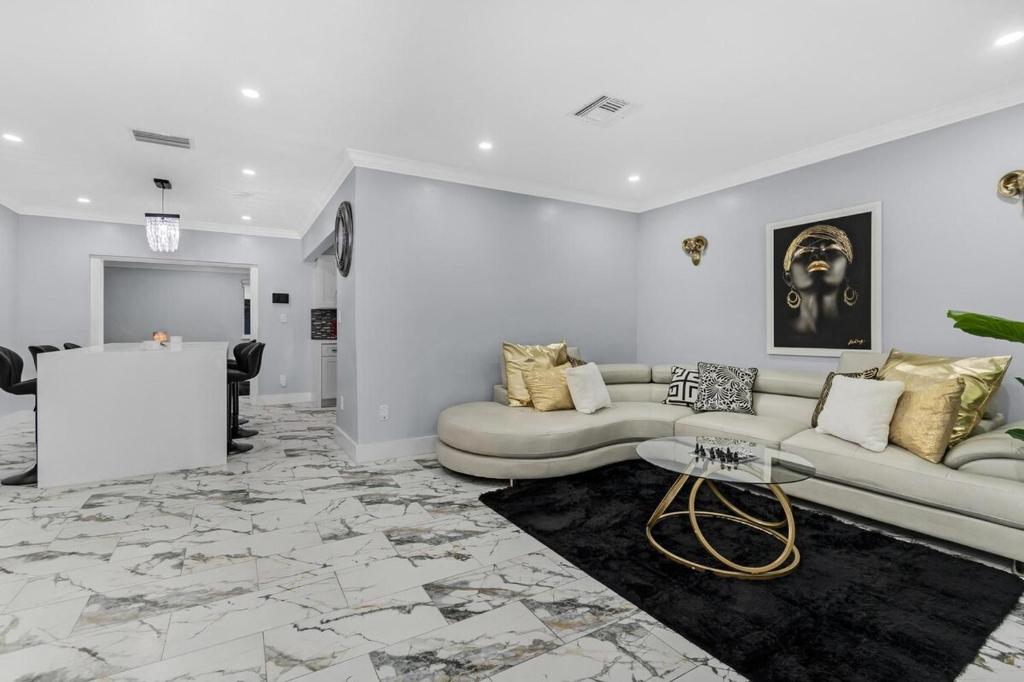 una sala de estar con un sofá y una mesa en RJ Home Away From Home LLC, en Miami Gardens