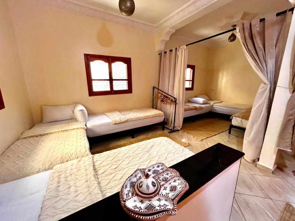 Ένα ή περισσότερα κρεβάτια σε δωμάτιο στο Dar Zina