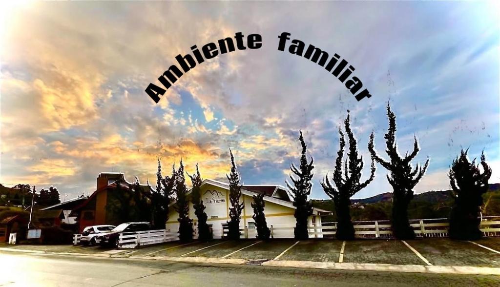 a sign that reads authentic familiar in front of a house at Pousada La Sierra in Campos do Jordão