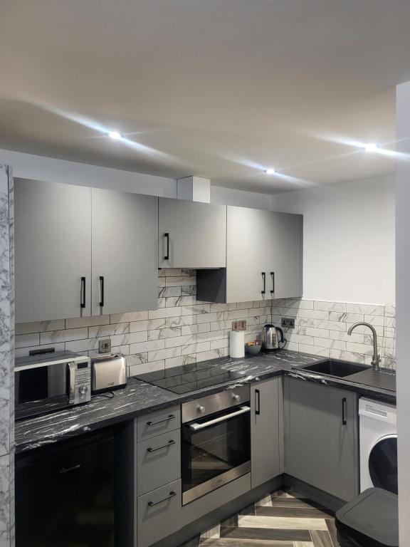 Kuchyň nebo kuchyňský kout v ubytování Modern Serviced Studio - Affordable Luxury with Free Parking