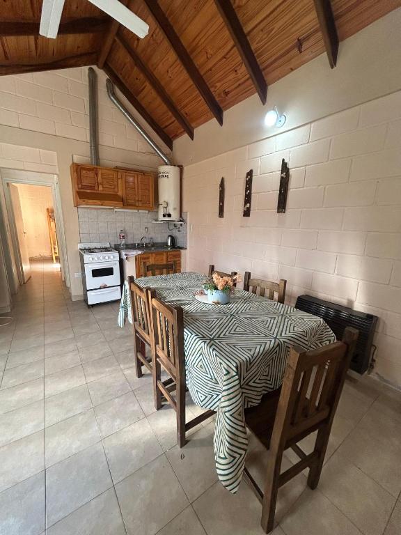 a dining room with a table and chairs in a kitchen at Aiken Embalse in Embalse