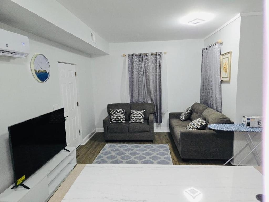 Μια τηλεόραση ή/και κέντρο ψυχαγωγίας στο Home away from home 5 minutes away EWR Airport