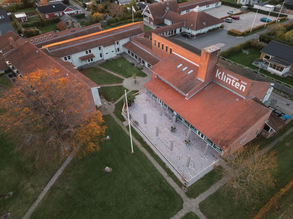 uma vista aérea de um edifício antigo em uma cidade em Strandhotel Klinten em Rødvig