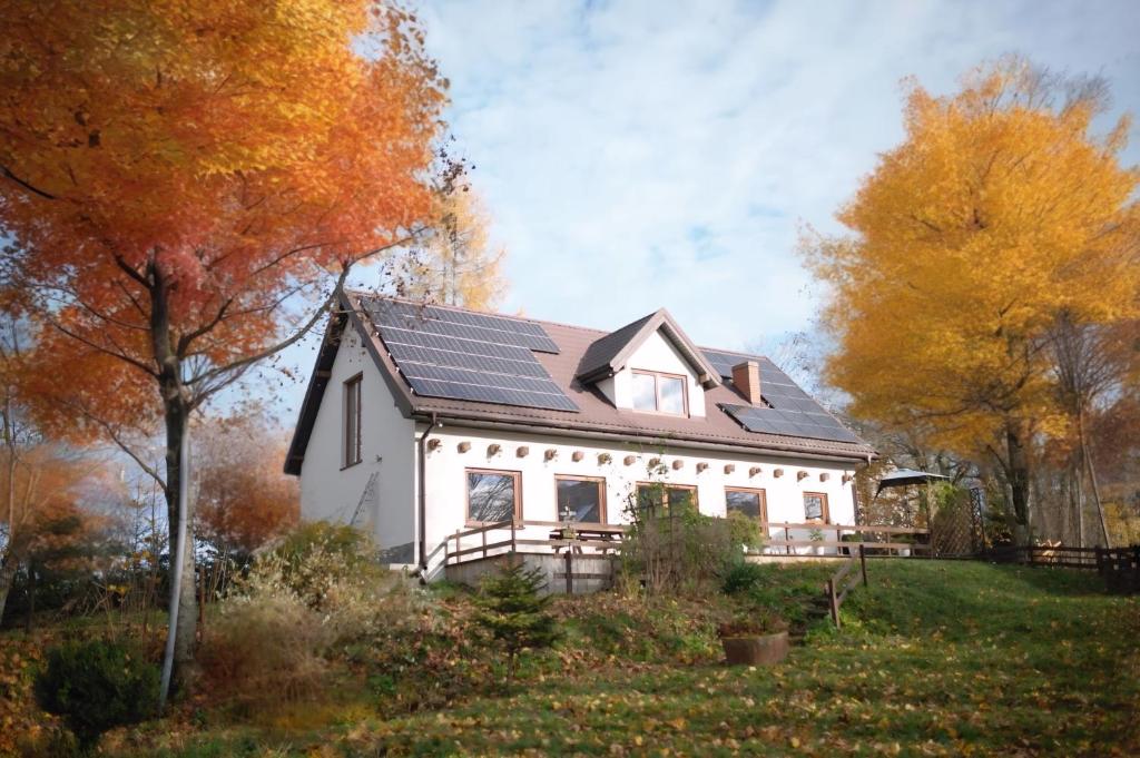 ein Haus mit Sonnenkollektoren auf dem Dach in der Unterkunft Park Wilkasy in Goldap