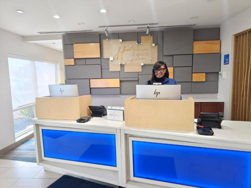 Holiday Inn Express & Suites Chicago O'Hare Airport by IHG photo