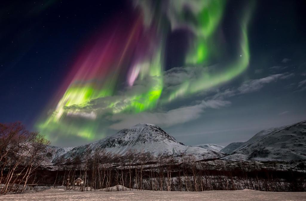 un'aurora nel cielo sopra una montagna di Langhaugen a Kabelvåg
