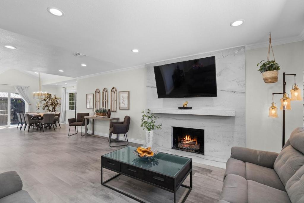 Μια τηλεόραση ή/και κέντρο ψυχαγωγίας στο Wonderful Home Near Claremont! With Amazing Backyard!