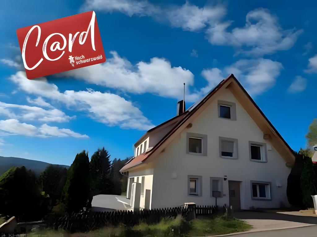 FaulenfürstSchwarzwaldblick Rothaus-2 Fewo的房子上方有一个可口可乐标志
