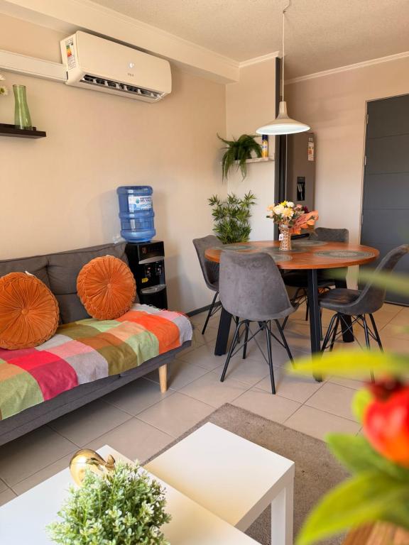 un salon avec un canapé et une table dans l'établissement innovador departamento cercano a mall y carretera, à Rancagua