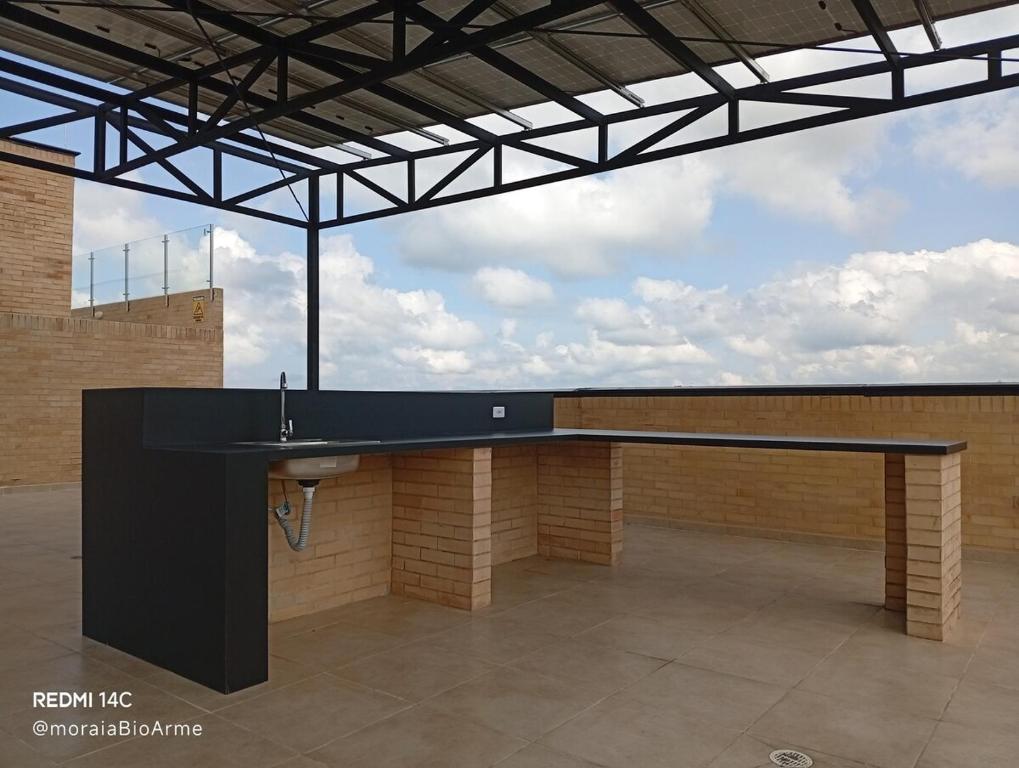a large black desk in a building with a sky at Moira Ecolodge - Armenia Laureles in Armenia