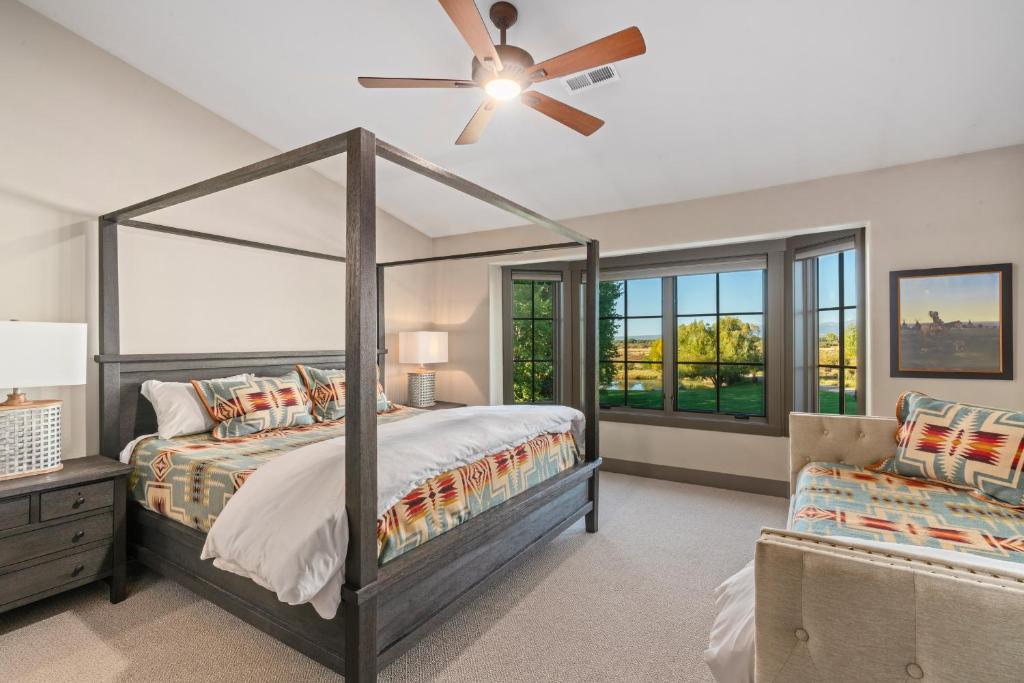 une chambre avec un lit et un ventilateur de plafond dans l'établissement Full House in Tybee Island, Georgia, à Tybee Island