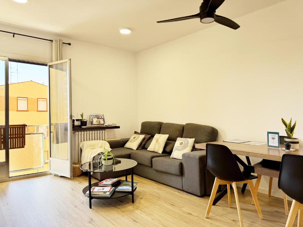 ein Wohnzimmer mit Sofa und Tisch in der Unterkunft Apartamento grande en Huesca in Huesca