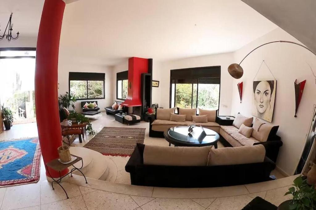 Khu vực ghế ngồi tại Cosy and Spacious 4BR villa 5 min to Hay Riad