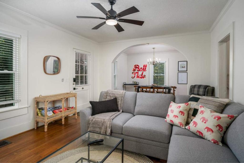 Posezení v ubytování Crimson Tide Cottage- 2 King Beds- 2 5 miles to UA