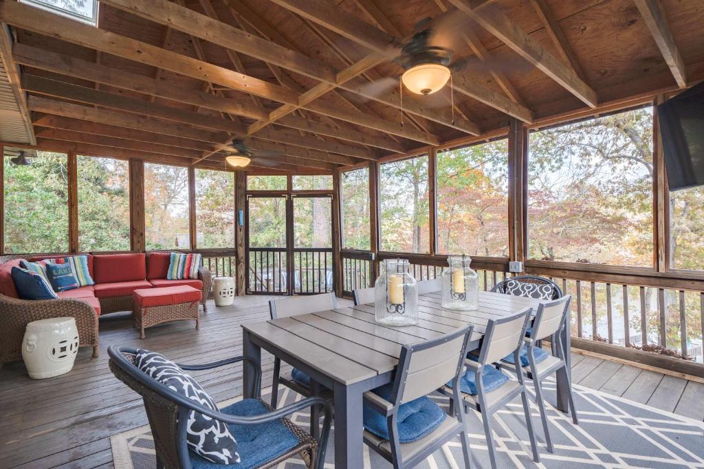 Istumisnurk majutusasutuses Bama Lake House- 2 Story Boat Dock- Beautiful View