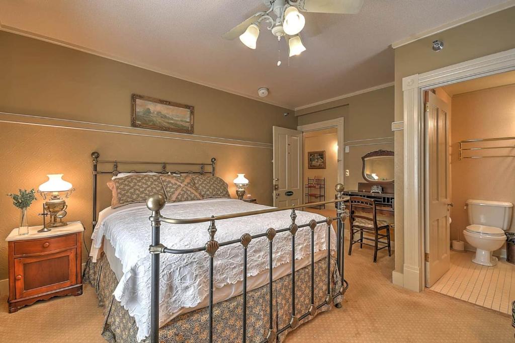 ein Schlafzimmer mit einem Bett und ein Badezimmer mit einer Toilette in der Unterkunft The Russell Room in Jonesborough