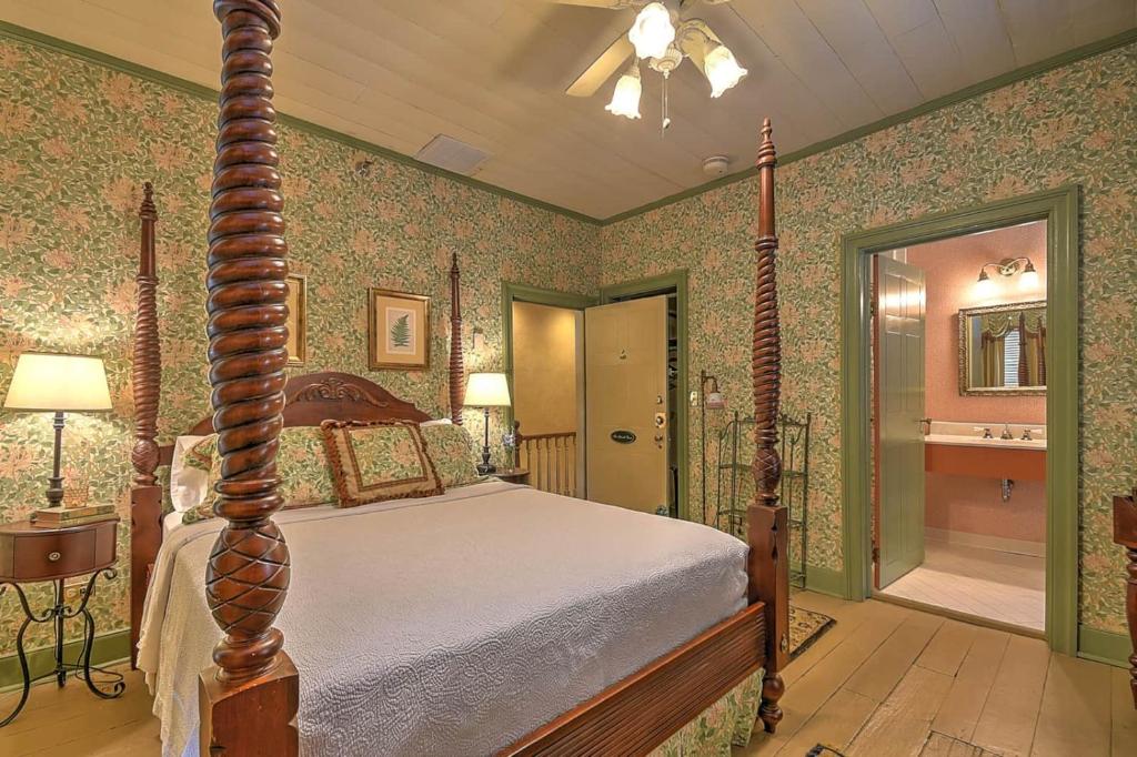 ein Schlafzimmer mit einem Bett in einem Zimmer mit Tapete in der Unterkunft The Maxwell Room in Jonesborough