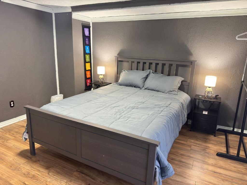 Ένα ή περισσότερα κρεβάτια σε δωμάτιο στο Cozy Room with Private Entrance and Patio near Denver